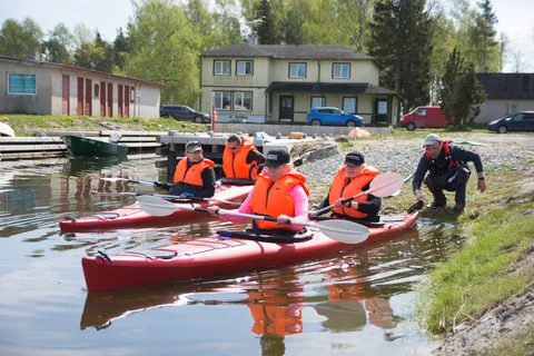 S&uuml;stamatkajad valmistuvad kaldal veele minema